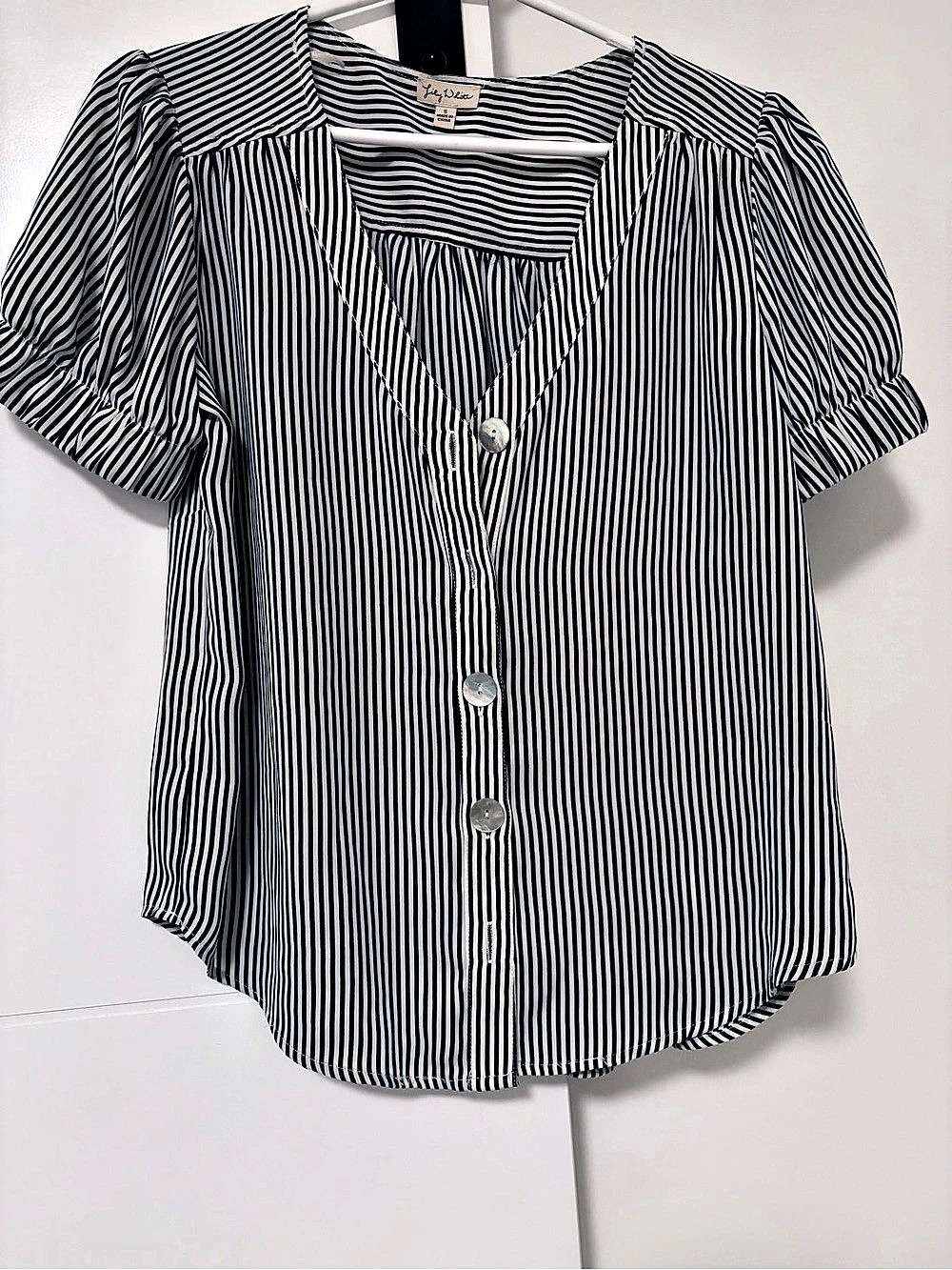 Lili Whyte Striped V-Neck Blouse in Blue & White Size Medium Like New
